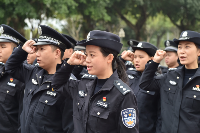 穿上制服，守护社会：一个警察的真实故事