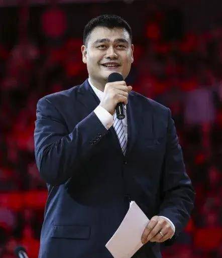 中国篮球传奇！周琦：从CBA到NBA，一路披荆斩棘，绽放国际舞台