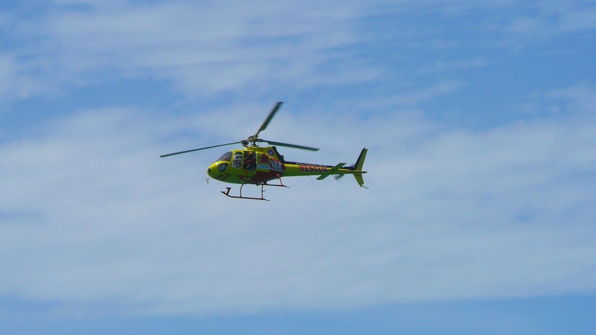 直升机出现在小区头顶上_直升机式_直升机出什么