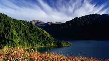 探秘天池南岸：高山湖泊仙境，自然美与历史文化的完美融合