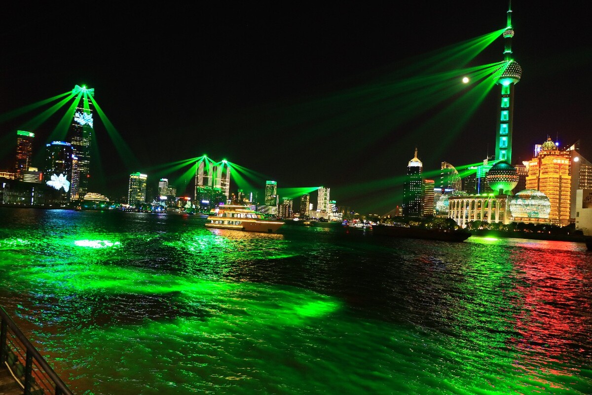 外滩灯光秀：璀璨绽放的上海之夜