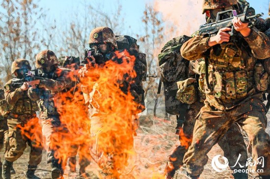 特种兵真实生活揭秘，戈壁求生挑战惊心