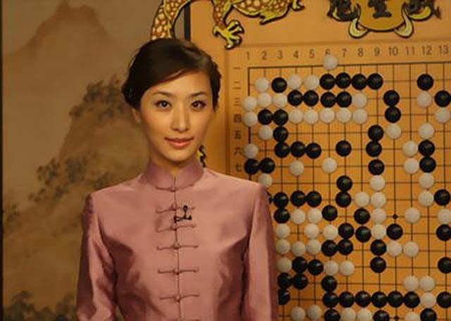 美女黑白棋：古老智力竞赛的现代嬉戏与策略